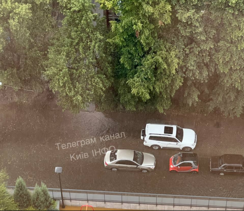 Гроза в Киеве затопила переходы: &quot;без резиновых сапог&quot; далеко не уйдешь (фото)